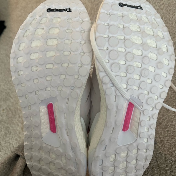Ultra boost size 7 - Picture 3 of 4